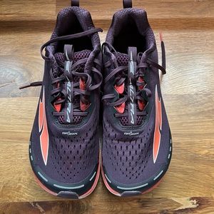 Altra size 9 women’s Torin 4 running shoe.
